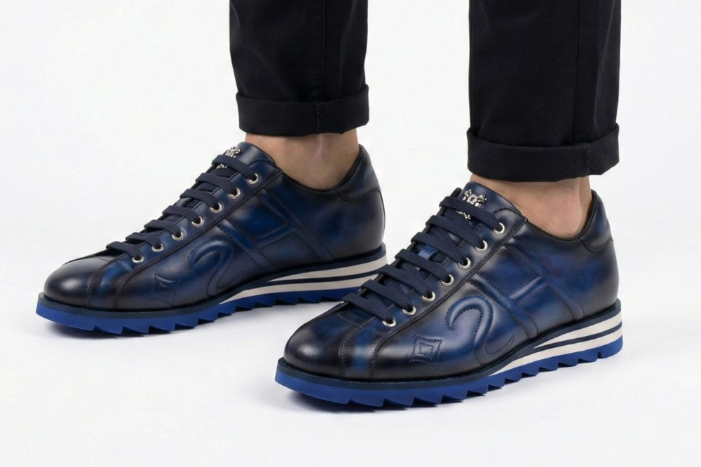 Zapatilla de piel pintada a mano.