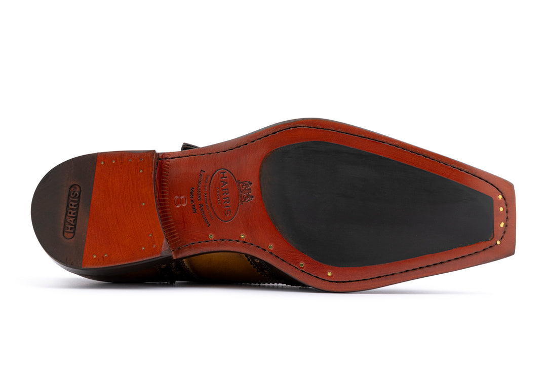 Single buckle leather shoe