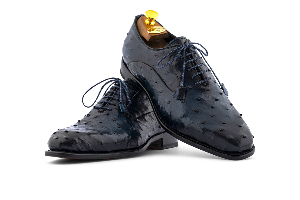 Cordones en piel fina.