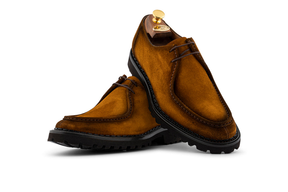 Stringata in suede con cucitura a mano