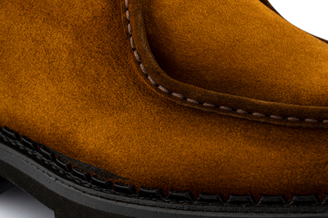 Wildleder-Schnürschuh mit Handnaht