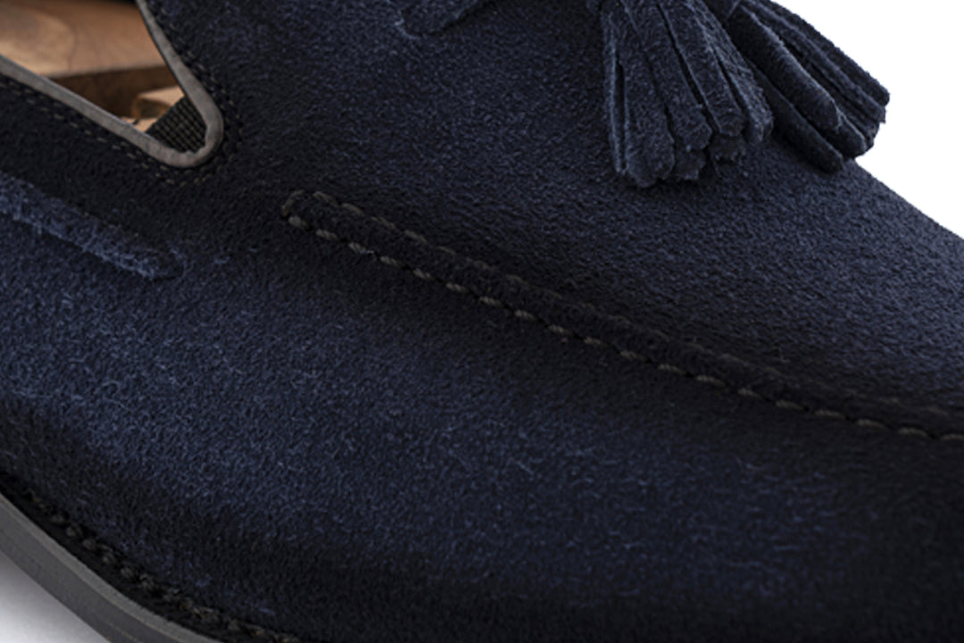 Mocasín con pompón en ante decolorado a mano