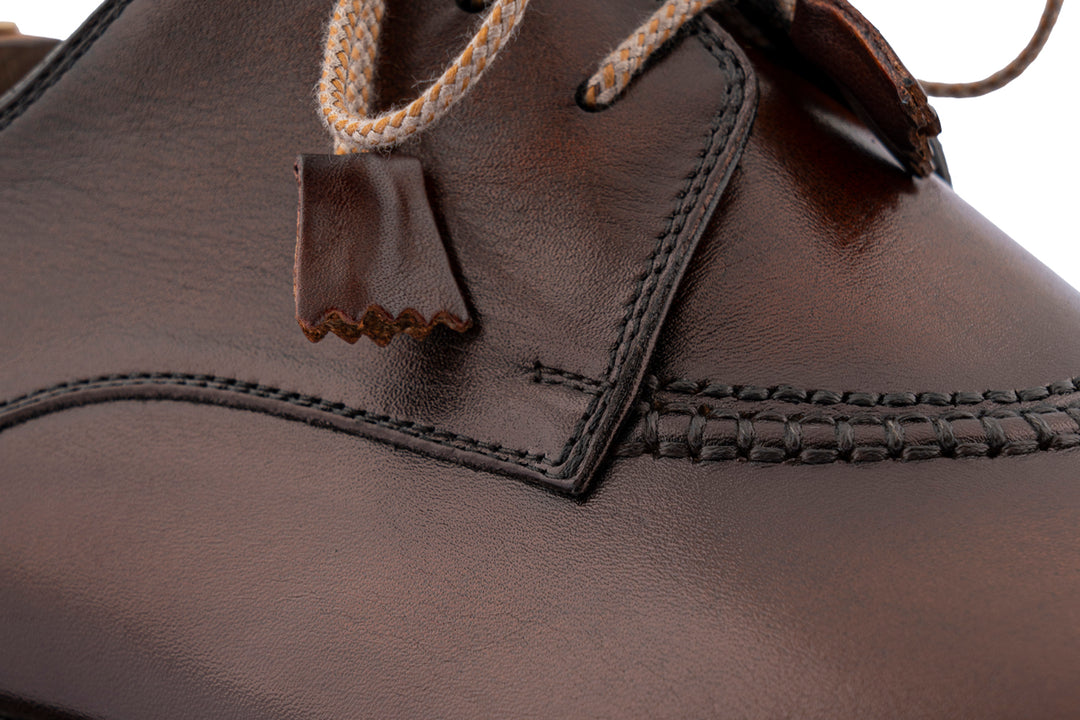 Derby pintado a mano con mano de obra noruega.