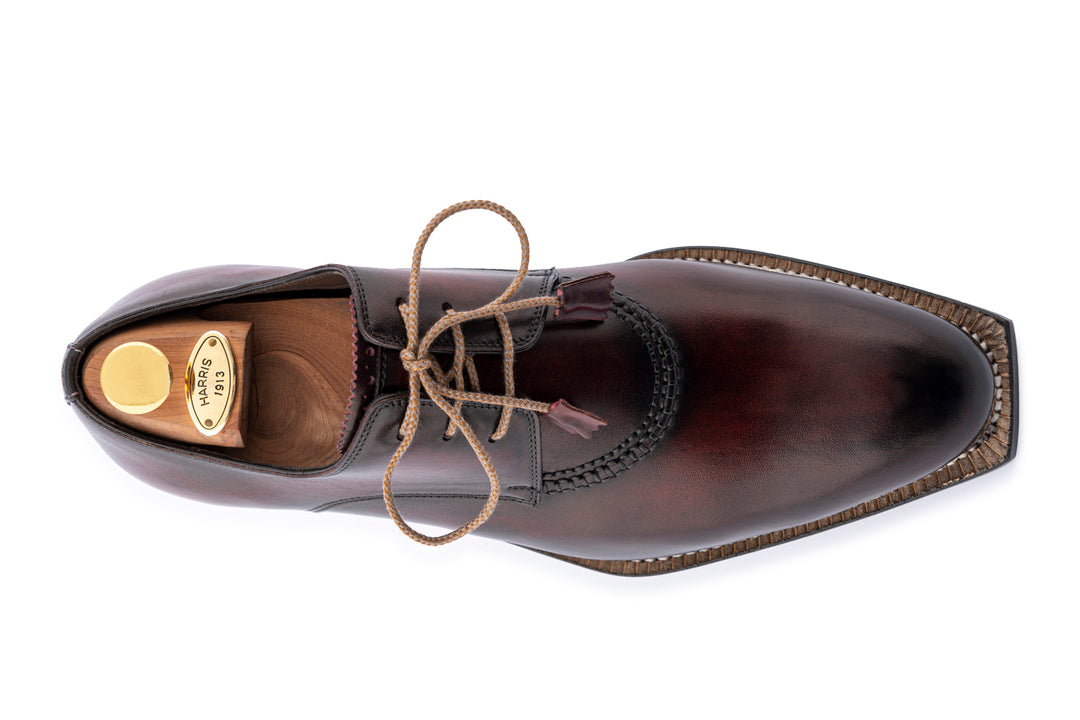 Derby pintado a mano con mano de obra noruega.