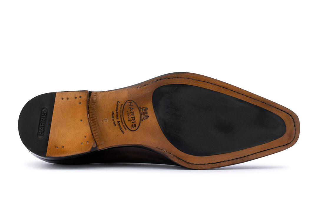 Francesina dipinta a mano con cuciture a mano