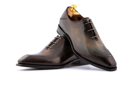 Francesina dipinta a mano con cuciture a mano