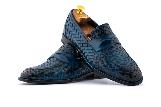 Mocasín de piel tejida pintado a mano.