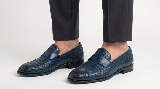 Mocasín de piel tejida pintado a mano.