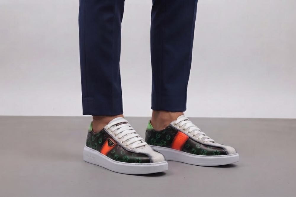 Zapatillas deportivas de piel de pitón y suela cassette.