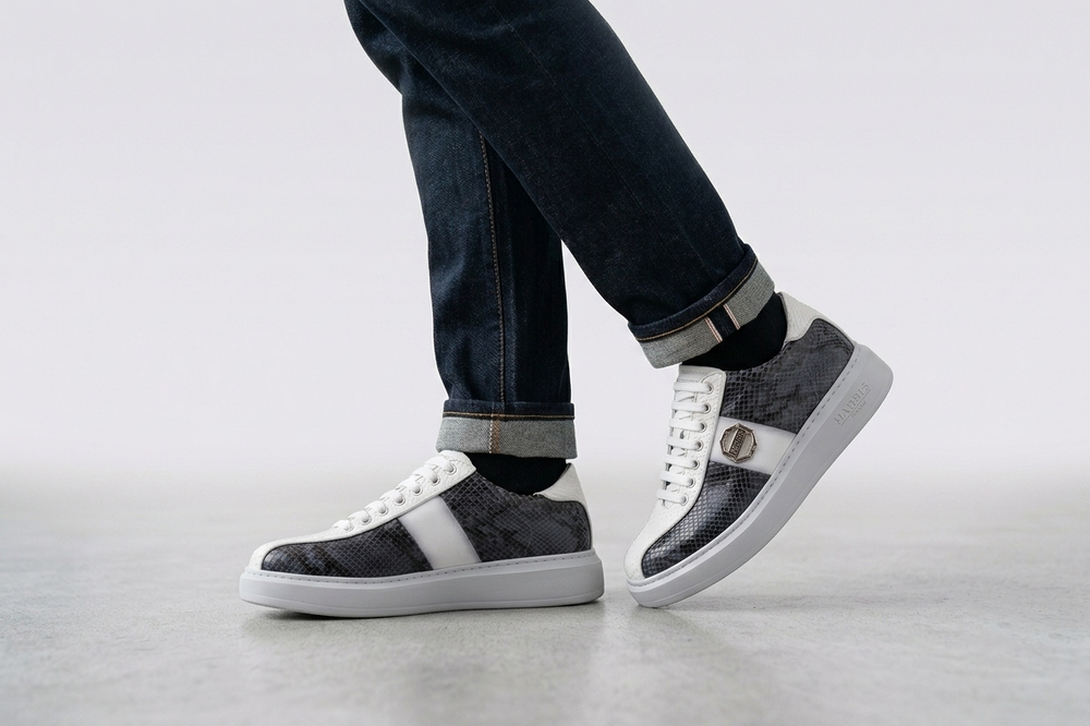 Zapatillas deportivas de piel de pitón y suela cassette.