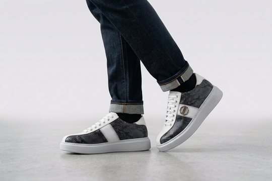 Sneakers in pelle di pitone e suola a cassetta