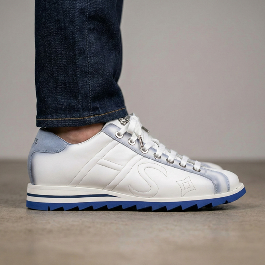 Sneaker de piel y ante decolorados.