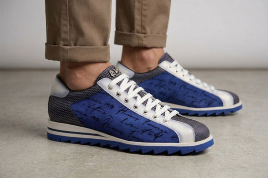 Sneakers in suede writer