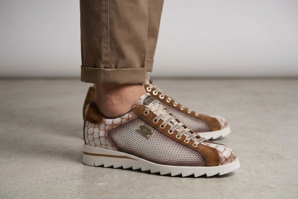Sneakers mit Krokodileffekt und Perforationen