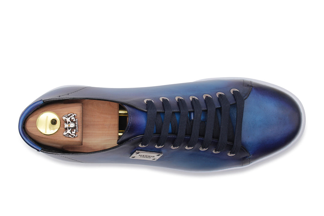 Glatte, handbemalte Sneaker