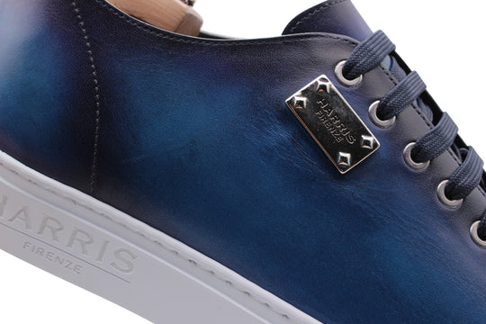 Glatte, handbemalte Sneaker