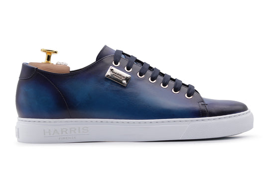 Glatte, handbemalte Sneaker