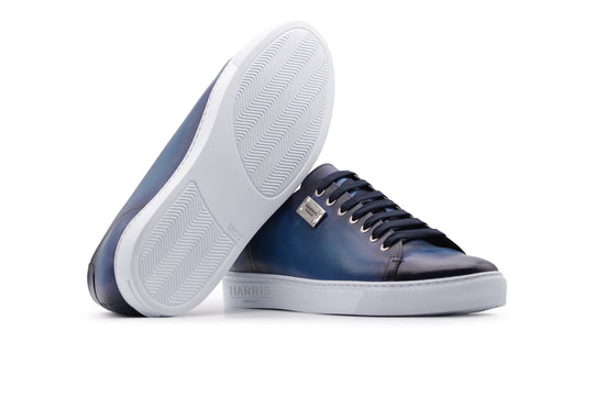 Glatte, handbemalte Sneaker