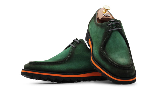 Stringata in suede con cucitura a mano