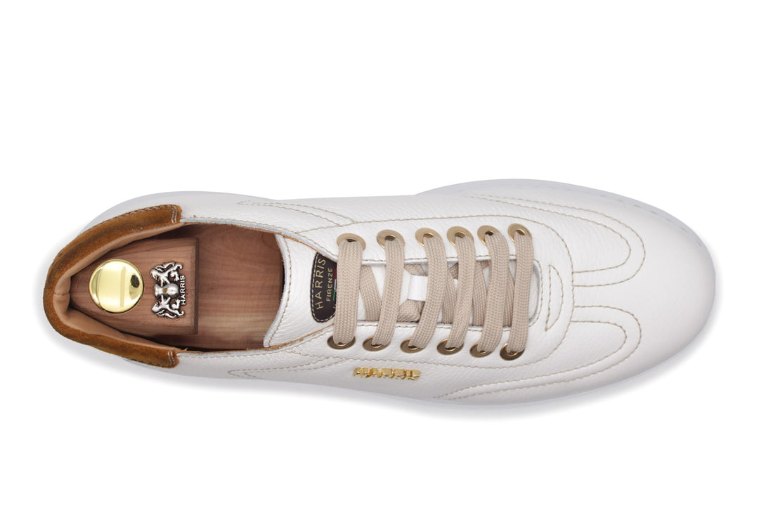 Zapatillas cómodas con detalles de ante.