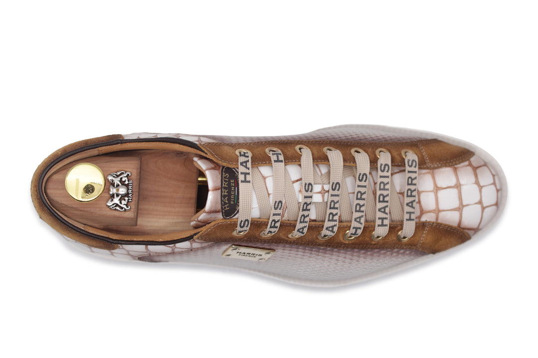 Zapatillas efecto cocodrilo y perforadas